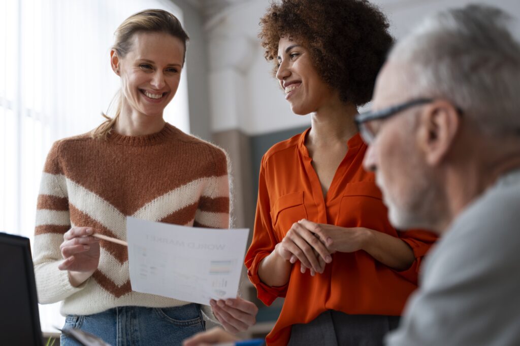 Hombre sonriendo en reunión de ventas, generando confianza.