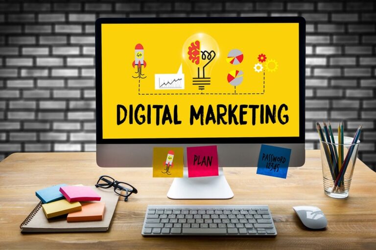 Imagen de un ordenador con el texto de DIGITAL MARKETING