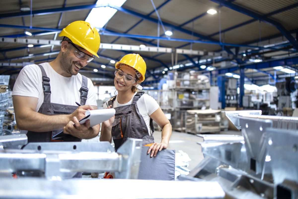 trabajadores-fabrica-que-controlan-calidad-productos-gran-nave-industrial